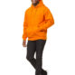 En mand i en orange hættetrøje og sorte bukser går fremad på en hvid baggrund. Han smiler, mens han bevæger sig.