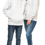 To mennesker iført grå hættetrøjer og jeans, står og smiler i et studie med hvid baggrund. Den ene person har hænderne i lommen, mens den anden har armen let bøjet.