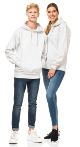 To mennesker iført grå hættetrøjer og jeans, står og smiler i et studie med hvid baggrund. Den ene person har hænderne i lommen, mens den anden har armen let bøjet.