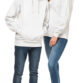To mennesker iført grå hættetrøjer og jeans, står og smiler i et studie med hvid baggrund. Den ene person har hænderne i lommen, mens den anden har armen let bøjet.
