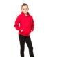 En pige iført en rød hættetrøje og sorte leggings står lidt skævt mod kameraet med hænderne i lommerne, i en hvid, minimalistisk baggrund.