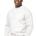 En mand, der smiler, klædt i en hvid sweatshirt og blå jeans, står oprejst mod en hvid baggrund.