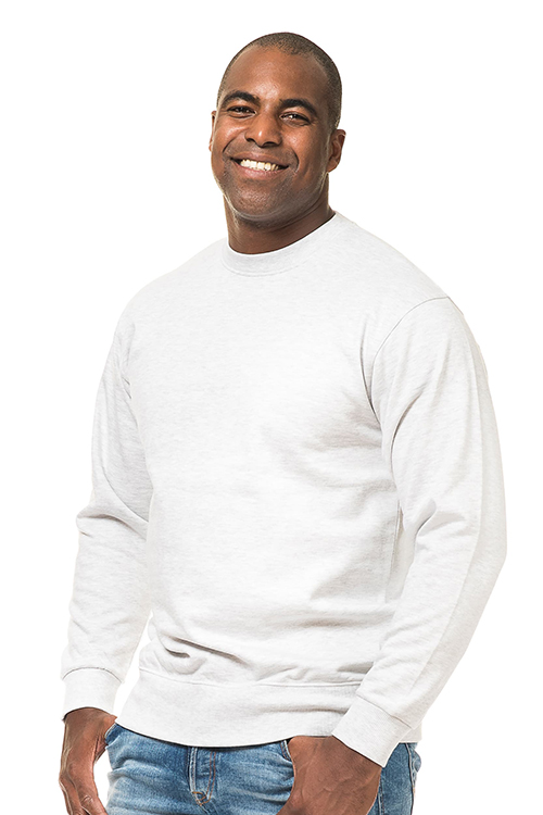 Kraftig Heavy Sweatshirt ash grå En mand, der smiler, klædt i en hvid sweatshirt og blå jeans, står oprejst mod en hvid baggrund.