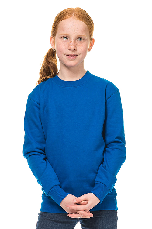 Kraftig Heavy Sweatshirt blå En pige med rødt hår og blå sweater står med hænderne foldet foran sig i en neutral, hvid baggrund.