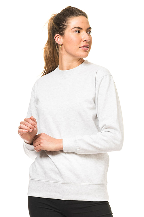 Kraftig Heavy Sweatshirt profil Person i hvid sweatshirt står og kigger til siden i en neutral, lys baggrund. Hun har en hestehale og hendes hænder er samlet foran hende.