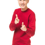 Ung mand i rød sweatshirt peger med begge hænder og smiler. Baggrunden er helt hvid.