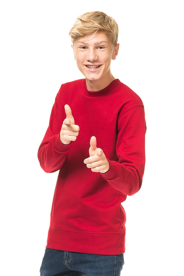 Kraftig Heavy Sweatshirt rød Ung mand i rød sweatshirt peger med begge hænder og smiler. Baggrunden er helt hvid.