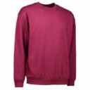 En bordeauxfarvet sweatshirt vises, hængende med ærmerne nedad. Den kontekstløse baggrund gør trøjen til hovedfokuspunktet, med en simpel og klassisk rund halsudskæring.