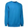 Blå langærmet sweatshirt uden synlige mærker eller tekst, hænger frit foran en ensfarvet hvid baggrund.