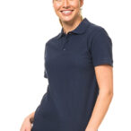 En smilende person iført en mørkeblå poloshirt står i en opretstående position mod en hvid baggrund. Personen har hænderne løst placeret ved hofterne.