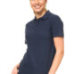 En smilende person iført en mørkeblå poloshirt står i en opretstående position mod en hvid baggrund. Personen har hænderne løst placeret ved hofterne.