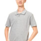 En ung mand har hænderne i lommerne, iført en grå poloshirt i et lyst, enkelt studieopstilling.