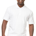 En mand i hvid poloshirt og blå jeans smiler og står i en hvid baggrund.