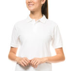 En person iført en hvid polo-t-shirt står op og smiler, set fra taljen op med hvid baggrund.