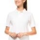 En person iført en hvid polo-t-shirt står op og smiler, set fra taljen op med hvid baggrund.