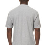 En person står med ryggen til kameraet iført en grå kortærmet polo-shirt og mørke bukser i en isoleret, hvid baggrund.