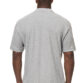En person står med ryggen til kameraet iført en grå kortærmet polo-shirt og mørke bukser i en isoleret, hvid baggrund.