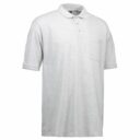 En lysegrå poloshirt med korte ærmer og en lomme på venstre bryst, hænger frit mod en hvid baggrund.