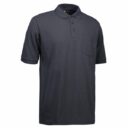 En mørkegrå poloshirt med korte ærmer, krave med tre knapper, og en brystlomme. Den vises mod en enkel, hvid baggrund.