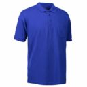 En kongeblå poloshirt med korte ærmer og en brystlomme. Poloshirten har en krave og tre knapper i halsen og er vist på en hvid baggrund.