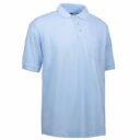 En lyseblå polo-shirt med krave, korte ærmer og en brystlomme. Den er placeret mod en hvid baggrund.