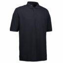Sort polo skjorte stående oprejst mod en hvid baggrund. Skjorten har korte ærmer, knaplukning ved halsen og en brystlomme på venstre side.
