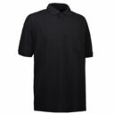 Sort poloshirt med korte ærmer og en brystlomme. Knappestolpe med tre knapper ved halsen. Ingen tekst eller specifikke detaljer synlige i omgivelserne.