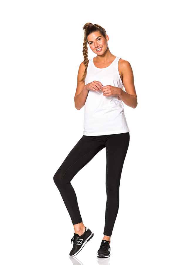 Pragh Undertrøje Person står smilende, iført en hvid tank top, sorte leggings og sorte sko på hvid baggrund. Skødesløs fletning hænger over hendes skulder.