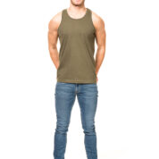 Mand med grøn tanktop og jeans står smilende med hænderne bag ryggen på en hvid baggrund. Han har røde sneakers på.