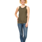 En person står og smiler, iført en grøn tanktop, blå jeans og sorte sneakers, med en hvid baggrund.