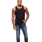 En mand iført sort tanktop og blå jeans står og smiler mod kameraet på en hvid baggrund.