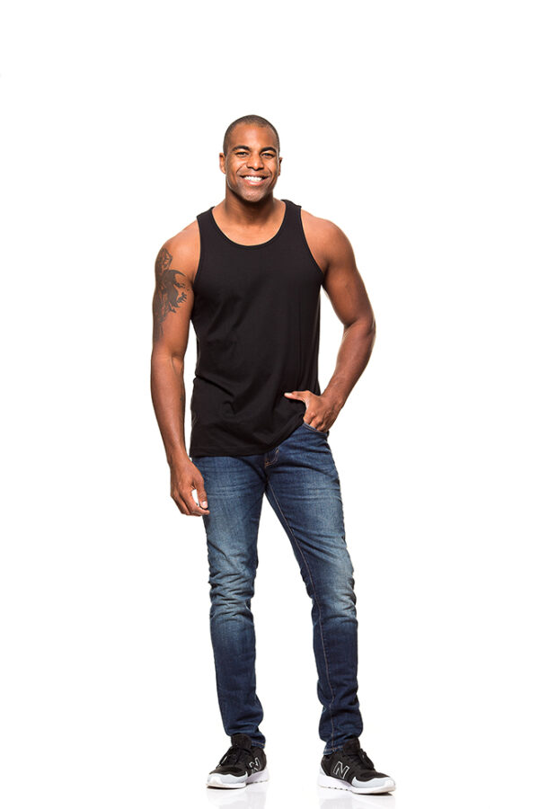 Pragh Undertrøje Sort En mand iført sort tanktop og blå jeans står og smiler mod kameraet på en hvid baggrund.