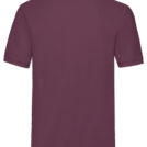 En enkel, mørk lilla polo-shirt er vist bagfra, hængende stille uden nogen synlige detaljer, i en neutral, lys baggrund.