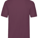 En enkel, mørk lilla polo-shirt er vist bagfra, hængende stille uden nogen synlige detaljer, i en neutral, lys baggrund.