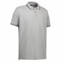 Grå kortærmet poloshirt med tre knapper ved halsen. Krave og ærmeender har sort kant. Baggrunden er ensfarvet hvid.