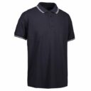 Sort poloshirt med krave og tre knapper foran, dekoreret med hvide striber på krave og ærmeender. Placeret på en hvid baggrund.