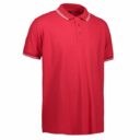Rød poloshirt med korte ærmer og en krave med hvide striber, poserer på en hvid baggrund.