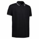 Sort polo-shirt med korte ærmer, tre knapper og hvidt design langs kanten af kraven og ærmerne, placeret mod en hvid baggrund.