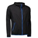 Sort jakke med hætte og blå lynlåse. To sidelommer og snøre ved hætten samt jakke i en studioindstilling.