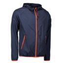 Mørkeblå jakke med hætte, orange lynlåse og kantdetaljer, stående oprejst mod en hvid baggrund.