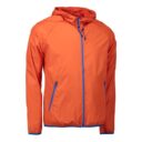 Orange jakke med hætte og lynlås foran, blå lynlåslommer på begge sider.