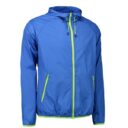 Blå anorakjakke med hætte, limegrøn lynlås og lommer. Den hænger på en usynlig bøjle i et hvidt, neutralt studie.