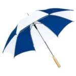 En blå og hvid parasol er åben og står i en skrå vinkel. Den befinder sig i et neutralt, hvidt rum uden yderligere genstande eller tekst.