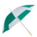 En strandparasol står åben, med grønt og hvidt mønster. Den har en lang hvid stang og befinder sig i en neutral, hvid baggrund uden nogen yderligere genstande.