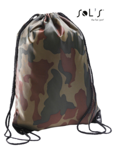 Denne snørelukningspose i camouflage mønster hænger mod en hvid baggrund. Sol's logo og slogan “the fair spirit” er trykt i øverste højre hjørne.
