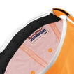 En orange hat med et mærkat indeni, mærket "Beechfield Original Headwear B35." Hatten ses indefra, og den har sorte og hvide kantdetaljer.