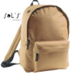 Beige rygsæk med en stor lynlåslomme foran og polstrede skulderstropper. Logoet "SOL'S the fair spirit" er synligt til venstre for tasken.