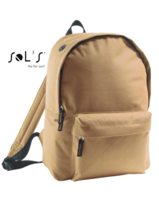 Beige rygsæk med en stor lynlåslomme foran og polstrede skulderstropper. Logoet "SOL'S the fair spirit" er synligt til venstre for tasken.