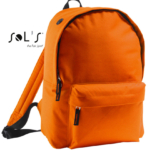 En orange rygsæk med en sort lynlås, en udvendig lomme og justerbare stropper. Sol's logoet og teksten "Sol’s the fair spirit" er placeret på venstre side.