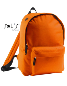 En orange rygsæk med en sort lynlås, en udvendig lomme og justerbare stropper. Sol's logoet og teksten "Sol’s the fair spirit" er placeret på venstre side.